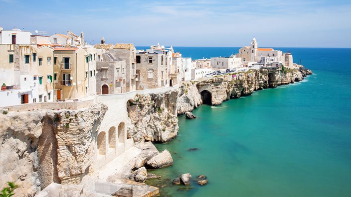 Positano houses cling to the cliffs Positano houses cling to the cliffs