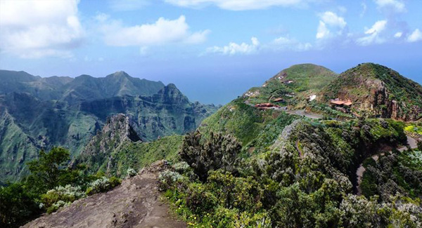 Positano-houses-cling-to-the-cliffs.jpg Positano-houses-cling-to-the-cliffs.jpg
